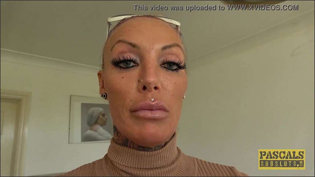 Brooke Jameson Luder genießt Pause auf der Fickmaschine