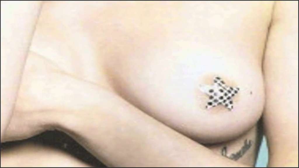 Miley Cyrus fickt mit zwei weißen und einem schwarzen Schwanz