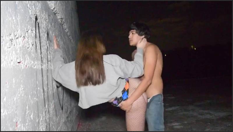 Pornohirsch ficken mit dem Gummischwanz